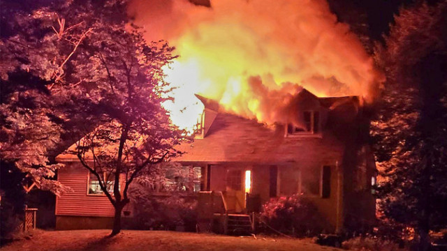 Homem incendeia casa com namorada ainda no interior nos EUA