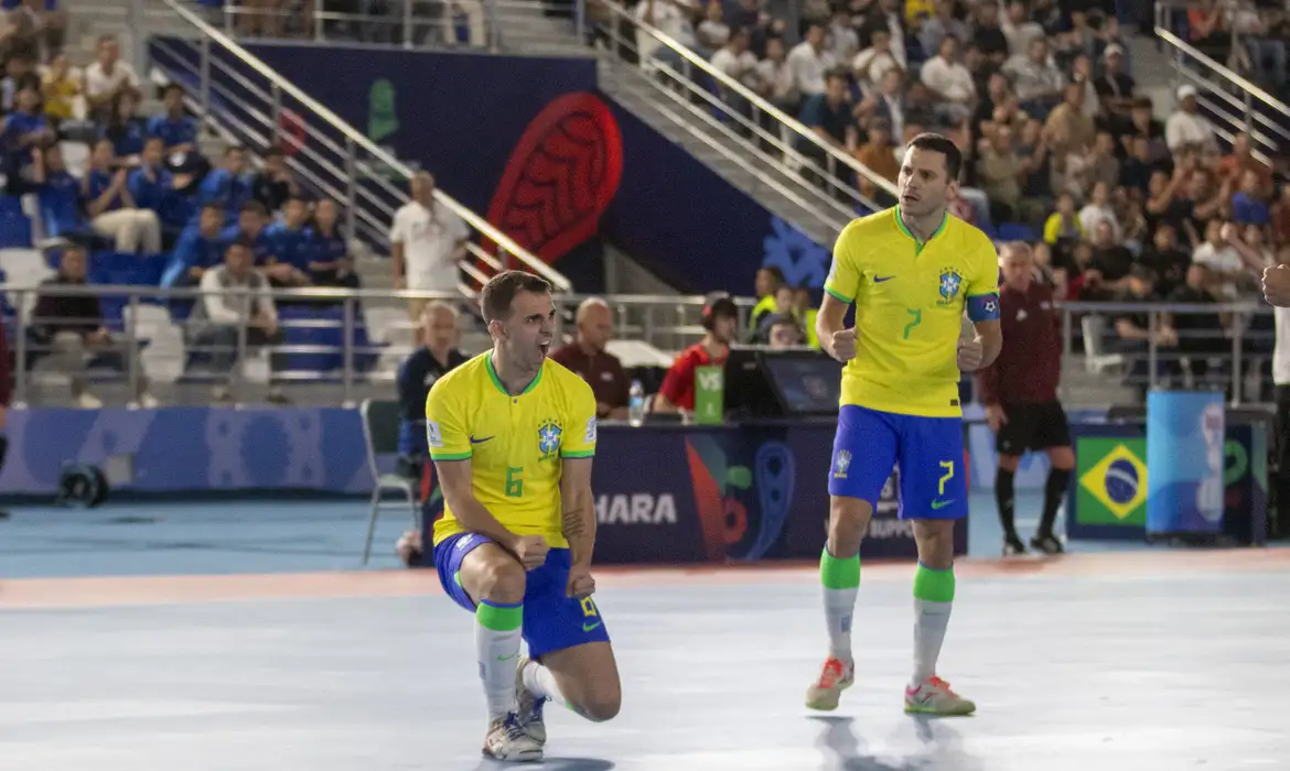 Brasil goleia Cuba na estreia na Copa do Mundo de futsal: 10 a 0