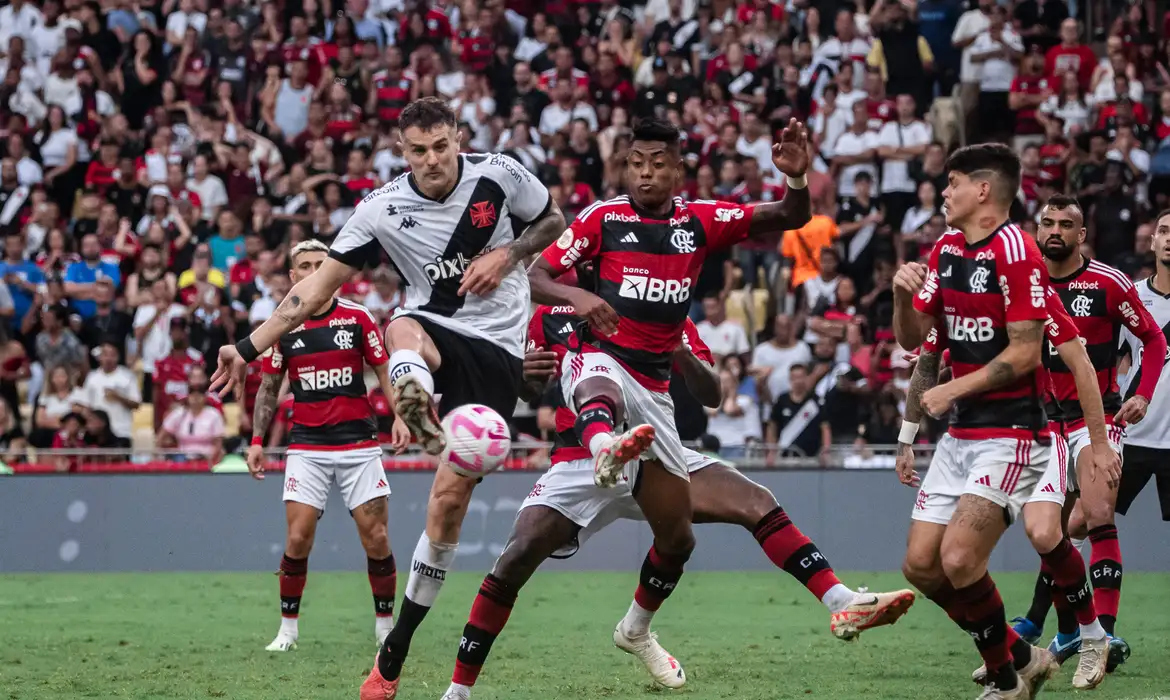 Flamengo e Vasco medem forças no estádio do Maracanã