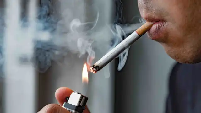 Na contramão dos vapes, jovens mantêm cigarro tradicional na mão por estética