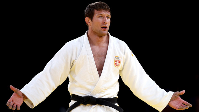 Judoca sérvio é suspenso por 5 meses por fazer sinal da cruz antes de luta em Paris-2024