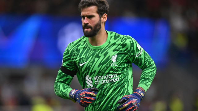 Alisson vira dúvida no Liverpool por problema físico e preocupa seleção brasileira