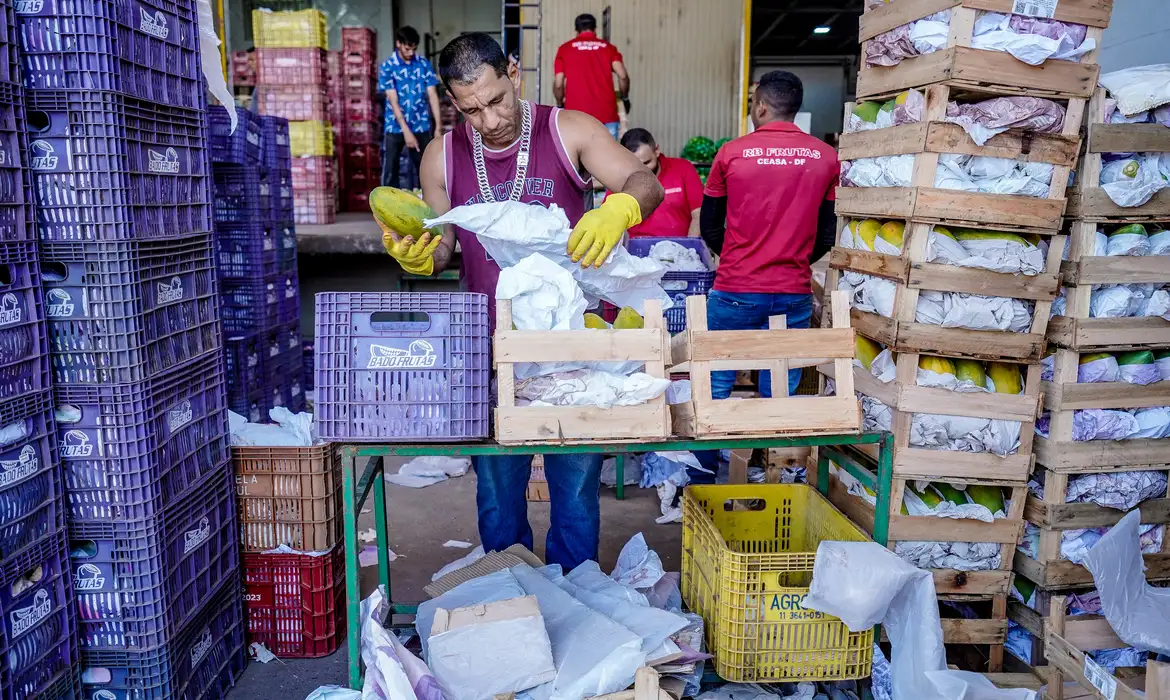 CCJ do Senado aprova redução de imposto para mercados doarem alimentos