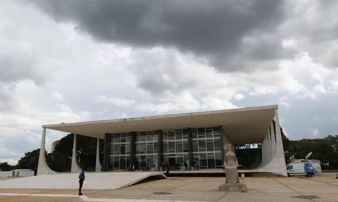 Dino suspende regra sobre aposentadoria de policiais homens e mulheres