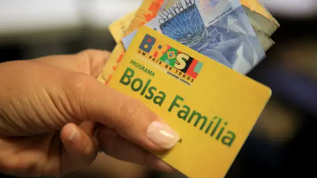 Caixa começa a pagar Bolsa Família de outubro