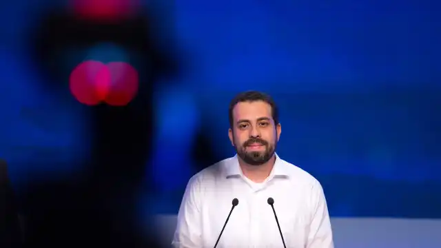 Boulos promove "debate aberto" perto da Prefeitura após Nunes faltar a confrontos