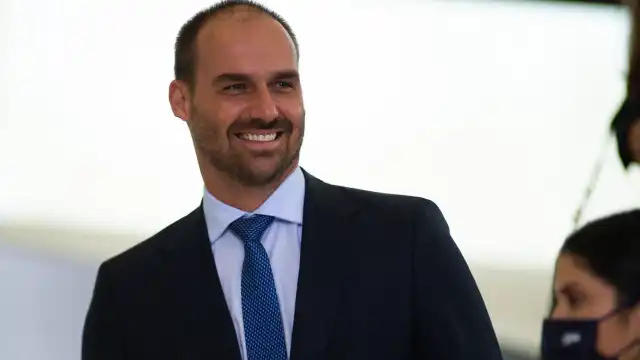 Justiça penhora R$ 88 mil de Eduardo Bolsonaro por ofensas a jornalista