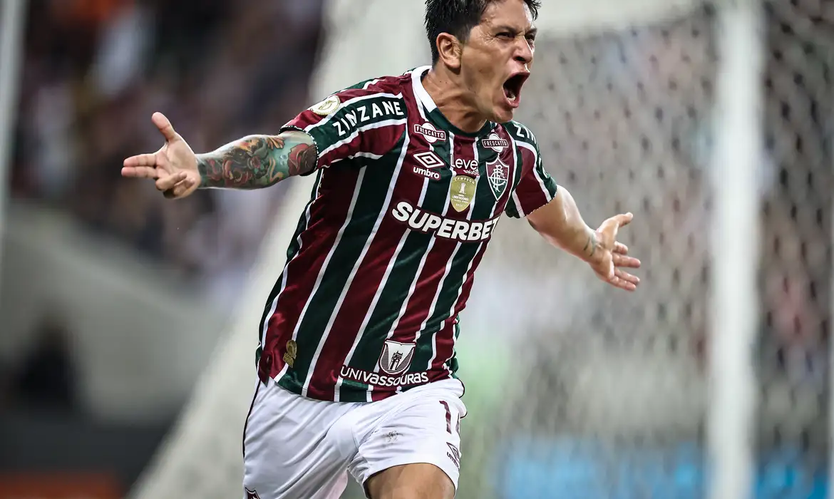 Cano encerram jejum e Fluminense derrota Athletico no Brasileiro