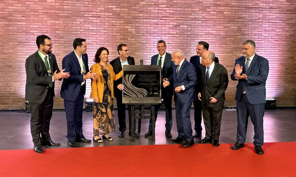 Lula inaugura com prefeito Eduardo Paes placa de revitalização do MAM