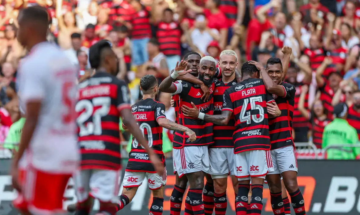 Flamengo vence e tira Inter da briga pelo título brasileiro