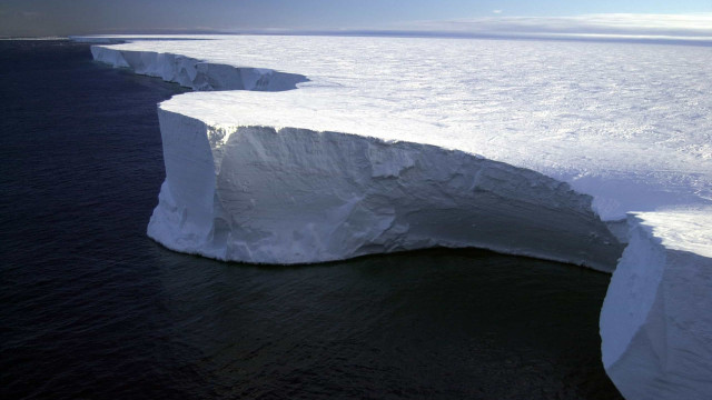 Maior iceberg do mundo começa a se mexer após décadas encalhado: o que acontece agora?