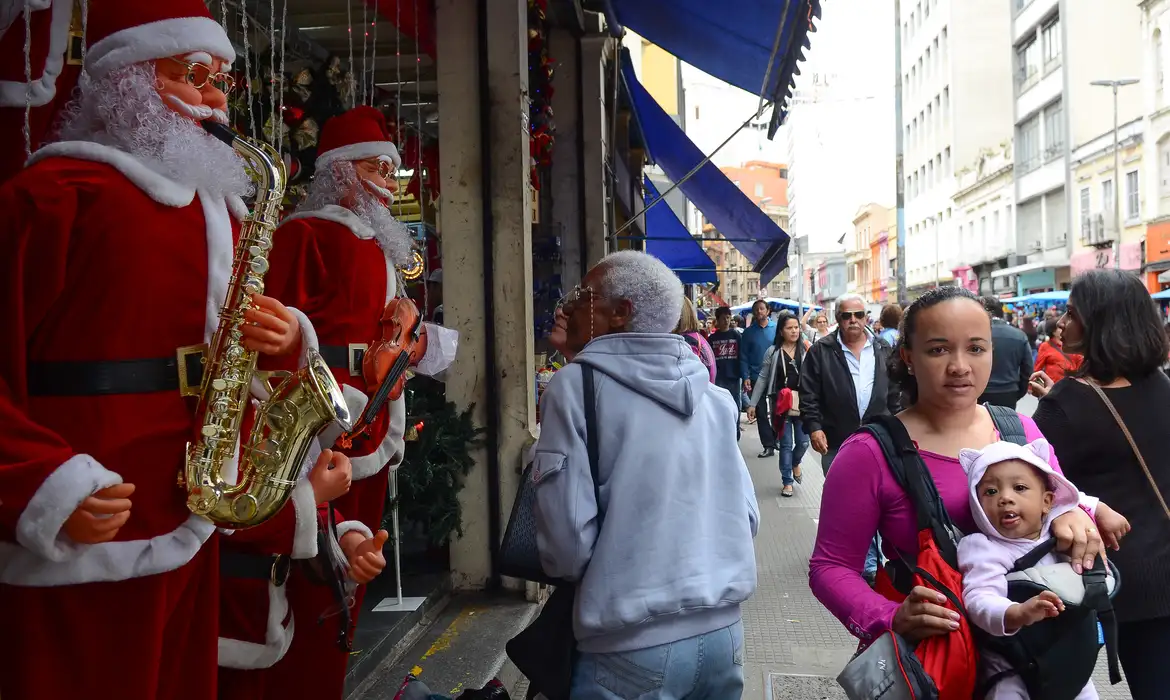 Mais paulistanos pretendem dar presentes neste Natal, diz FecomercioSP