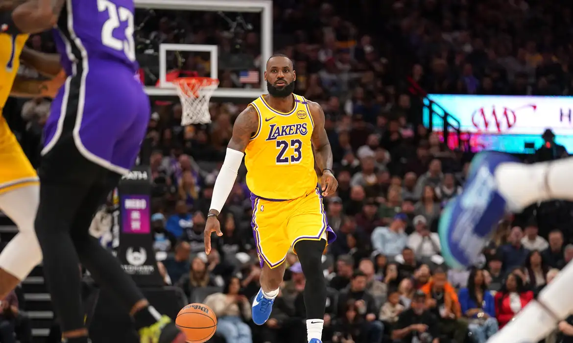 LeBron quebra recorde de Abdul-Jabbar de mais minutos em quadra