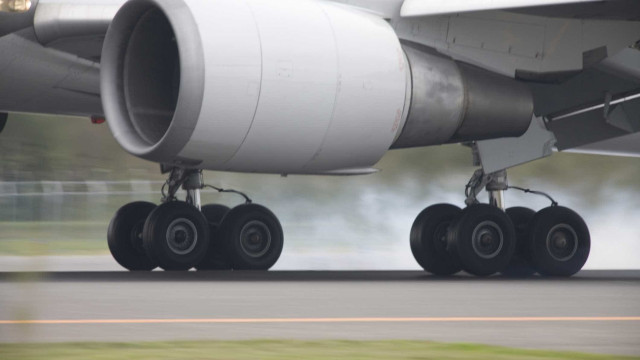 Comissária de bordo cai de avião em aeroporto no Reino Unido