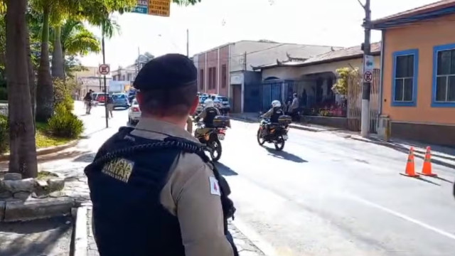 Motociclista tenta fugir de blitz e leva paulada de policiais; vídeo