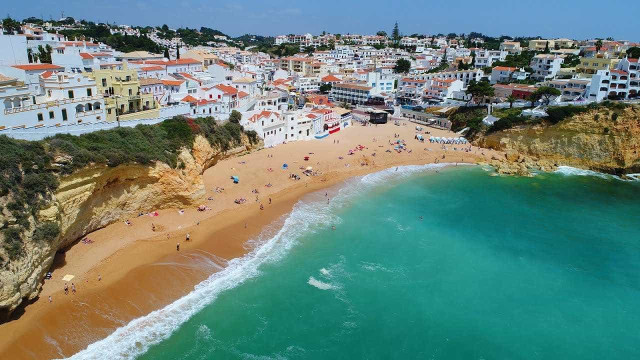 Brasileiros ajudam a sustentar turismo no sul de Portugal