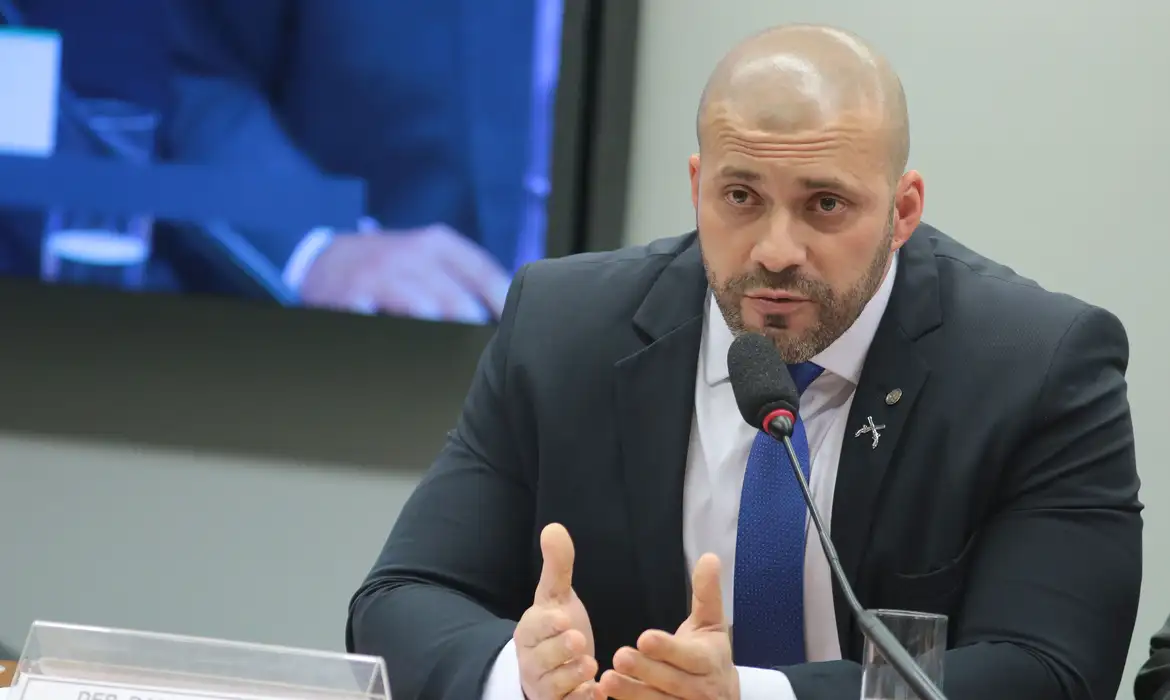 Moraes diz que Daniel Silveira foi a shopping e pede explicações