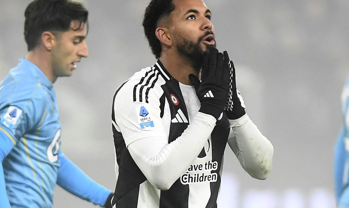 Técnico da Juventus confirma retorno de Douglas Luiz neste domingo