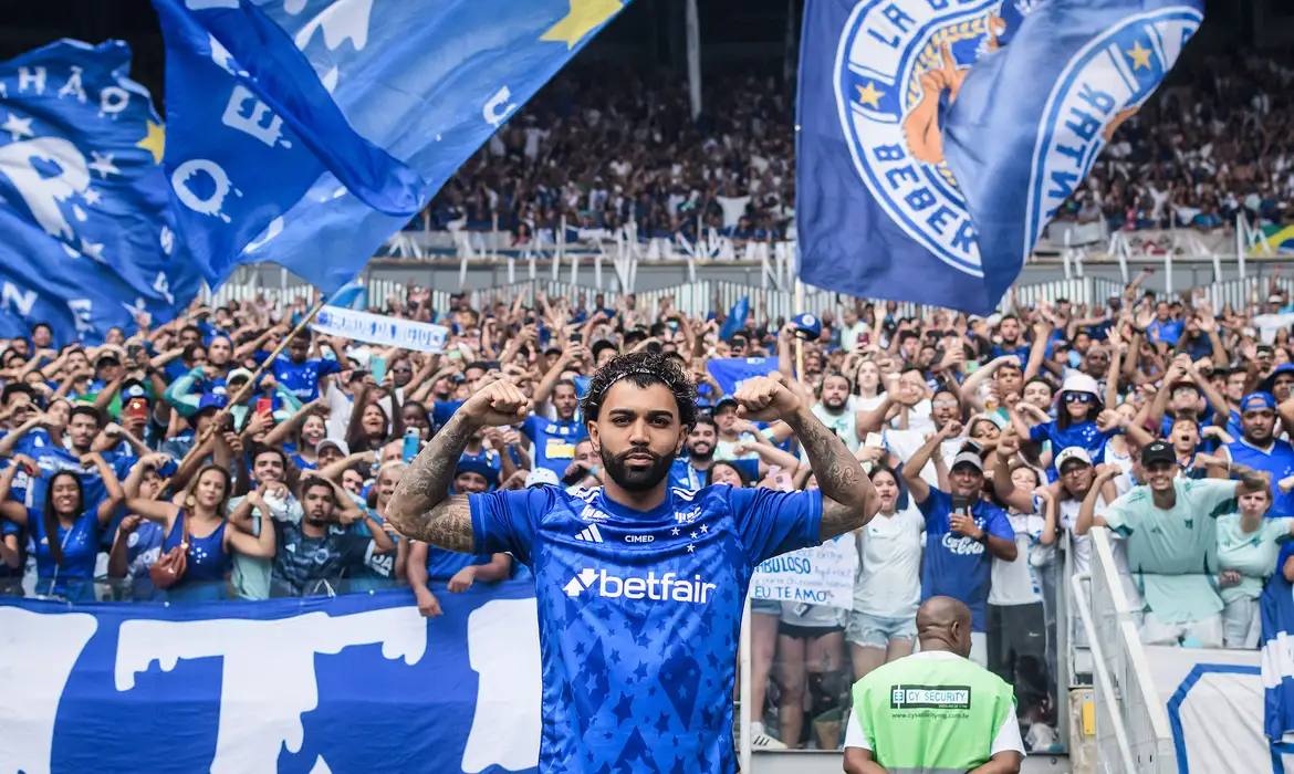 Gabigol é apresentado pelo Cruzeiro em um Mineirão lotado