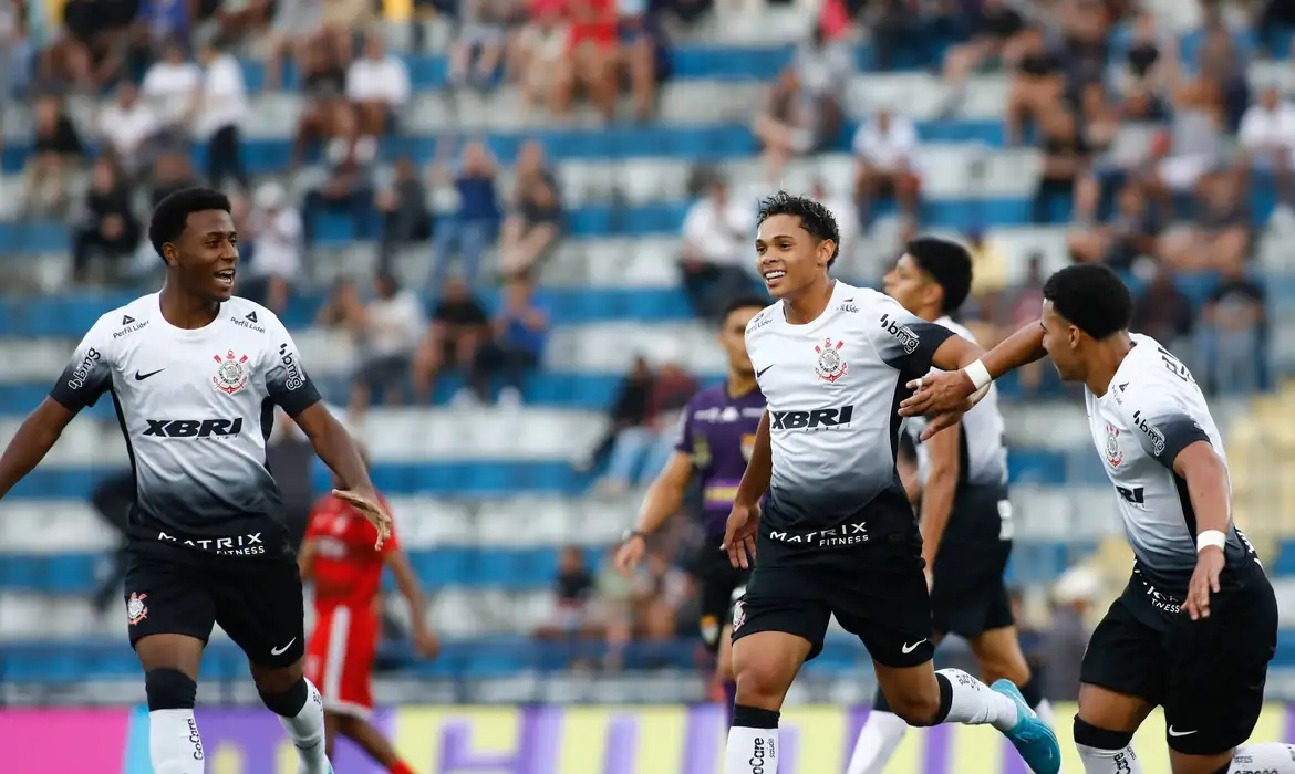 Em busca de 12º título da Copinha, Corinthians bate o Rio Branco