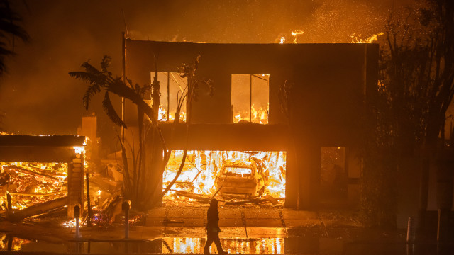 Sobe para 24 número de mortos em incêndios de Los Angeles