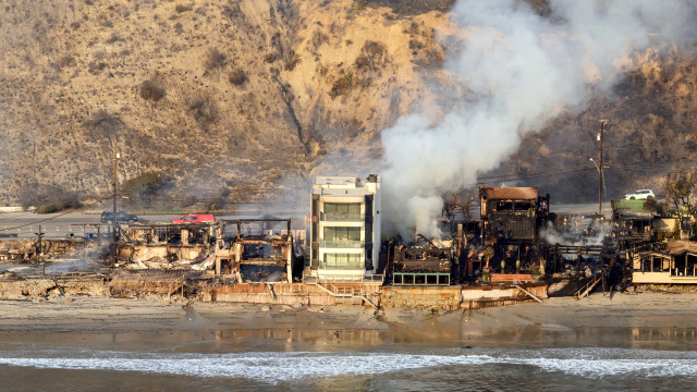 Incêndios devastam Los Angeles, e mansão intacta em Malibu chama atenção