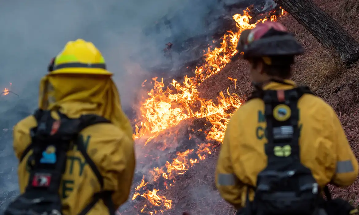 Vale de San Fernando fica sob ameaça; incêndio em Los Angeles continua