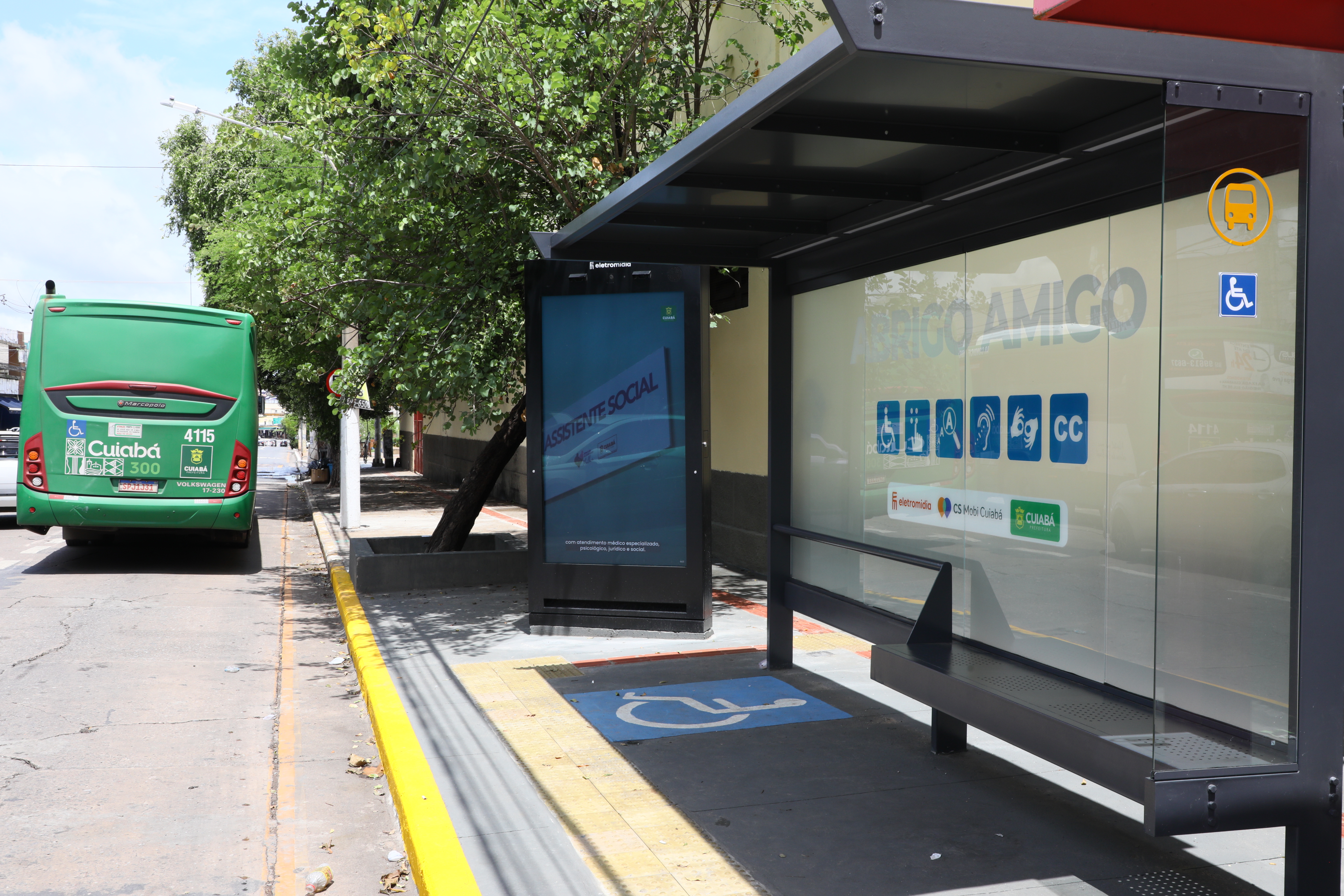 Prefeitura de Cuiabá implanta totens que 'conversam' com mulheres em pontos de ônibus; Projeto será lançado nesta sexta-feira (27), às 19h