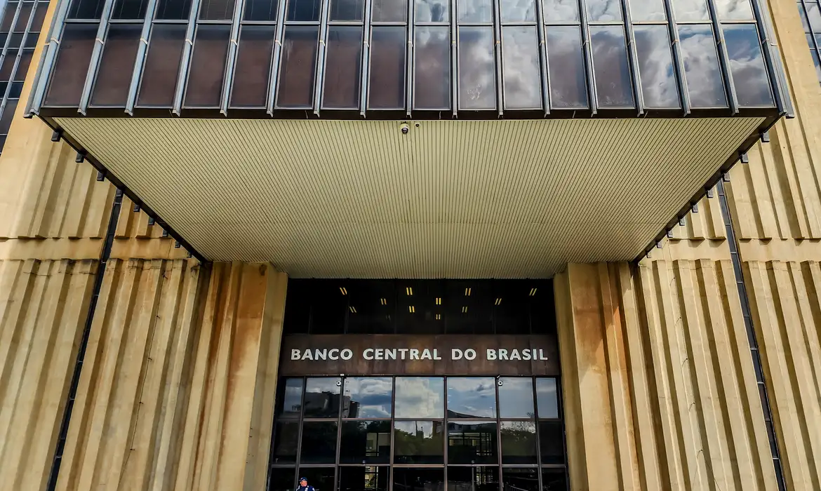 Banco Central anuncia primeira intervenção no câmbio em 2025