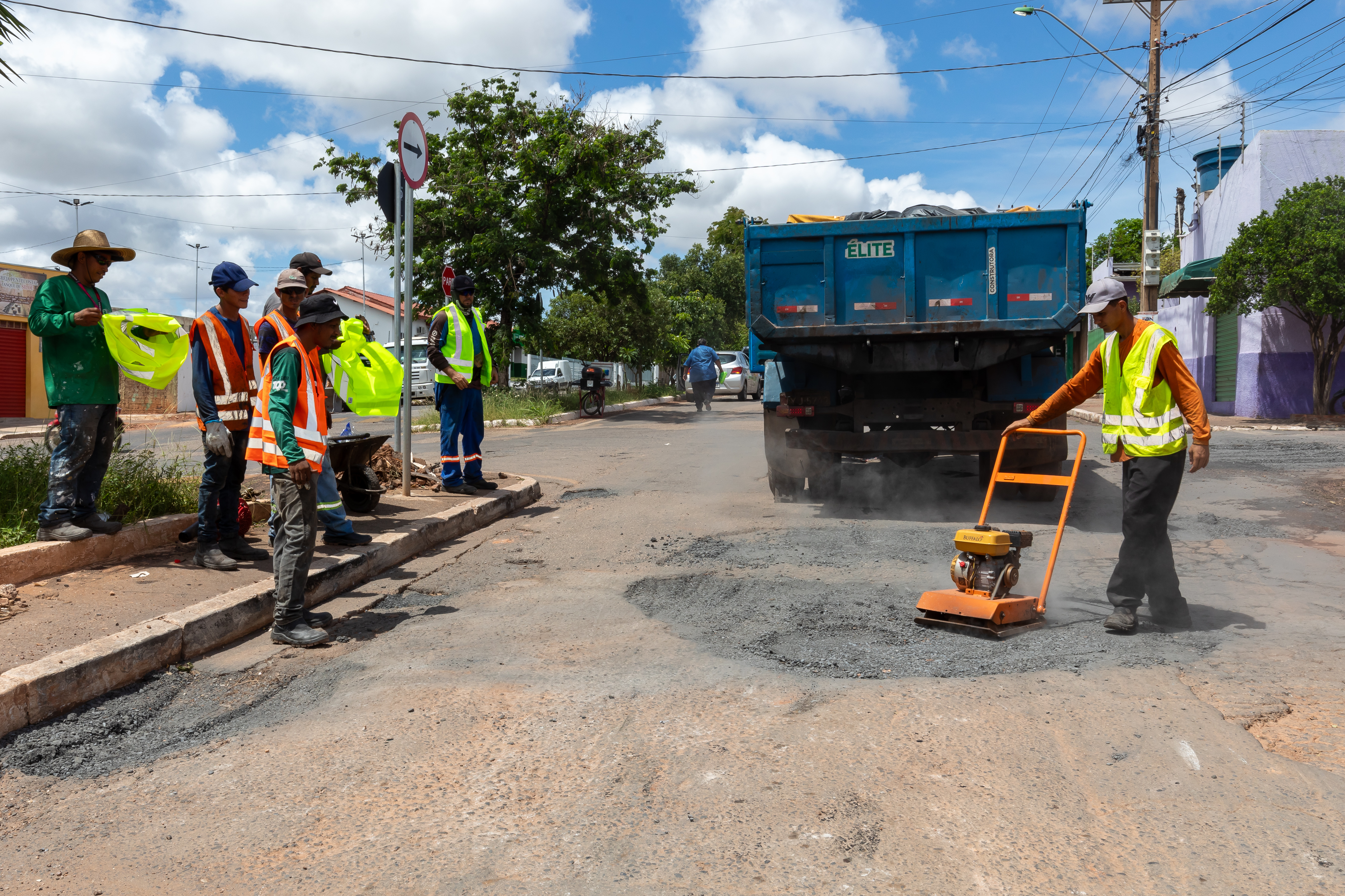 Operação tapa-buracos atende Avenida Curió, no CPA IV