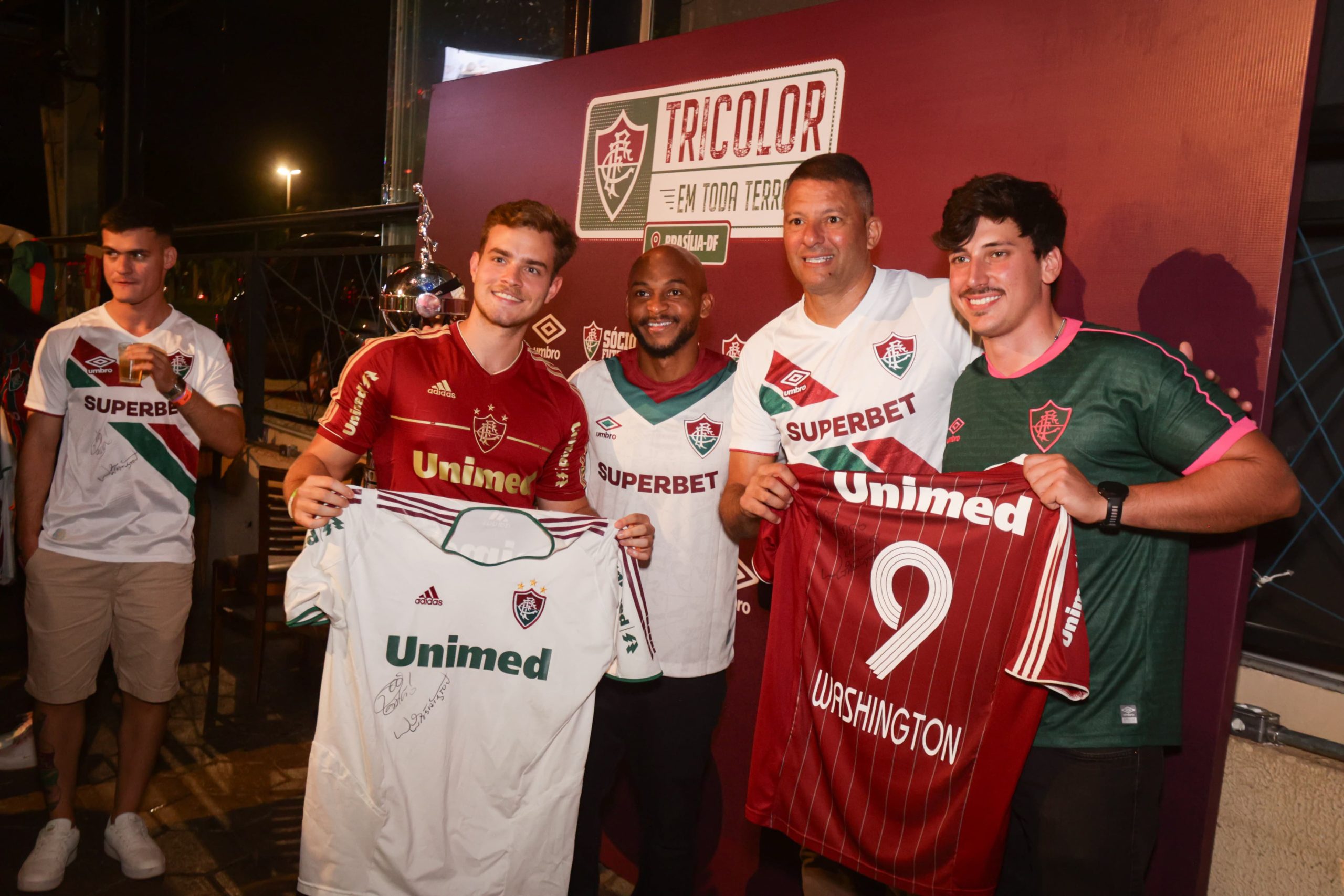 Antes de clássico, ídolos do Fluminense fazem a festa de torcida no DF