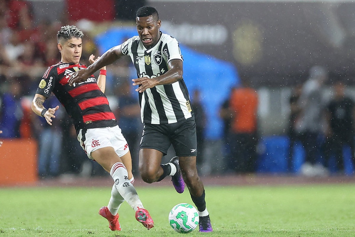 Com meio-campo artilheiro, Botafogo encara Madureira no ES