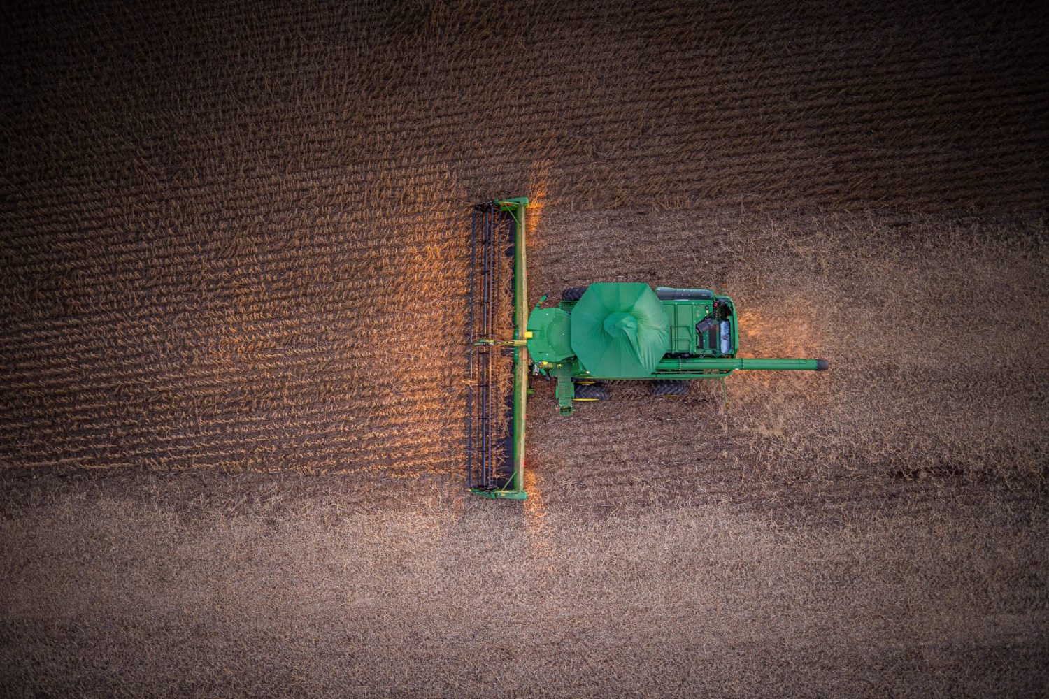 EUA: tarifas contra Canadá e México elevariam preços de máquinas agrícolas