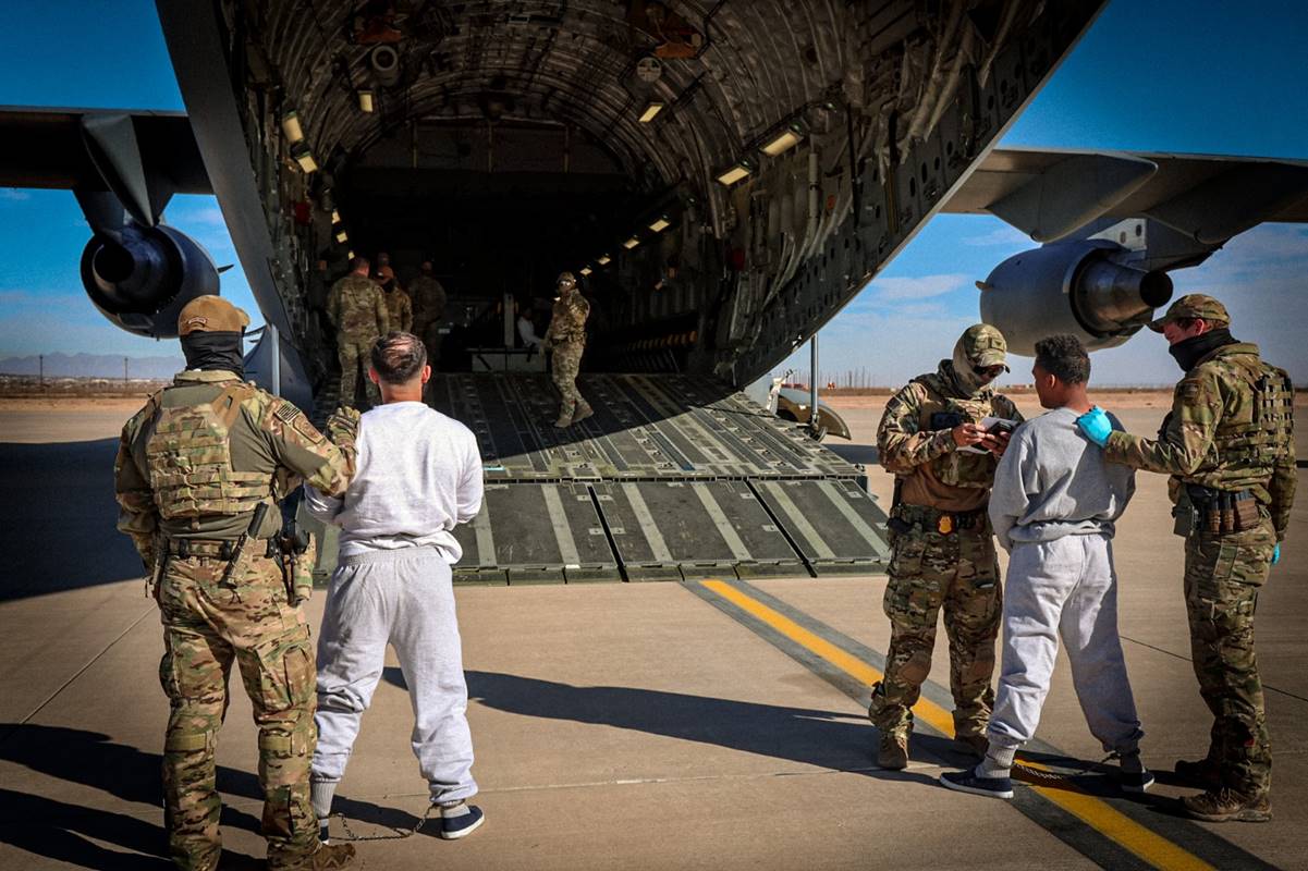 EUA: 1º avião com imigrantes deportados chega a Guantánamo