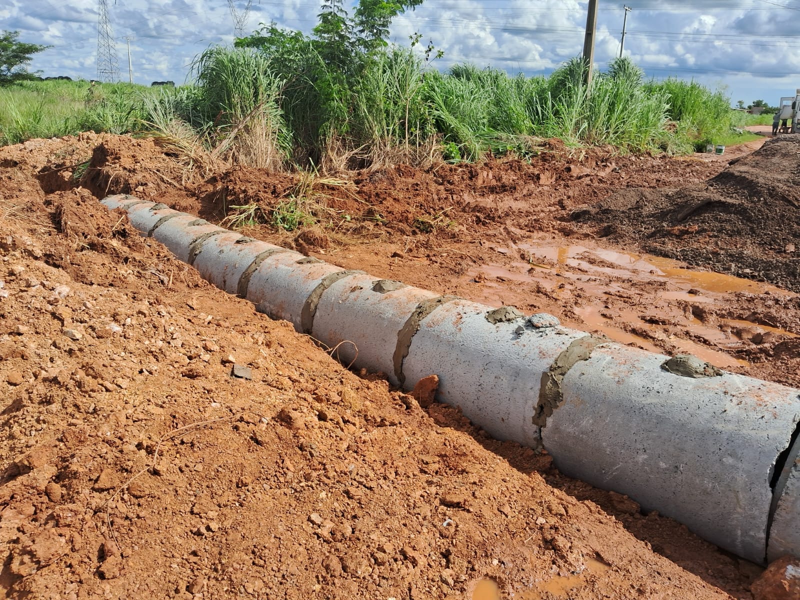 Prefeitura executa manilhamento para evitar alagamentos no Pedra 90