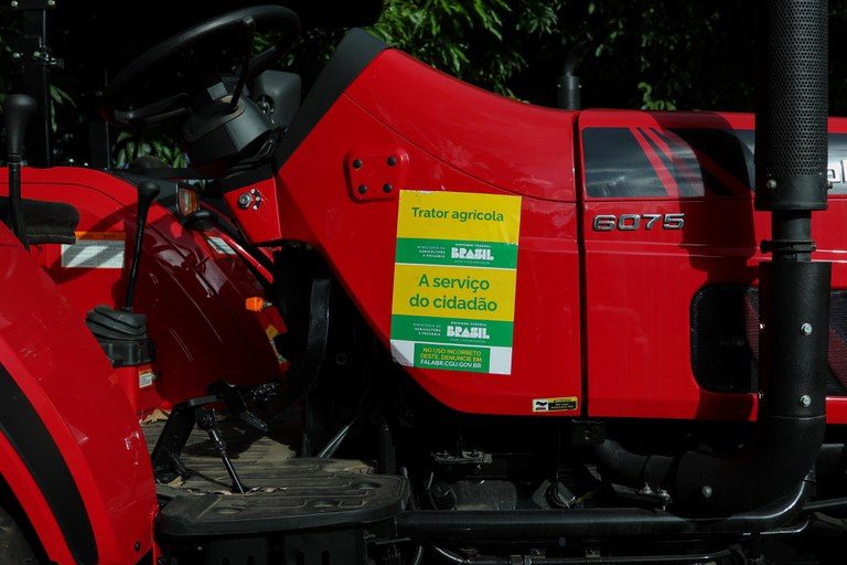 Ministério da Agricultura entrega 51 máquinas agrícolas a Pernambuco