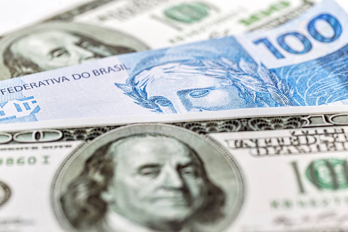 Dólar quebra sequência de 12 quedas seguidas e sobe para R$ 5,79