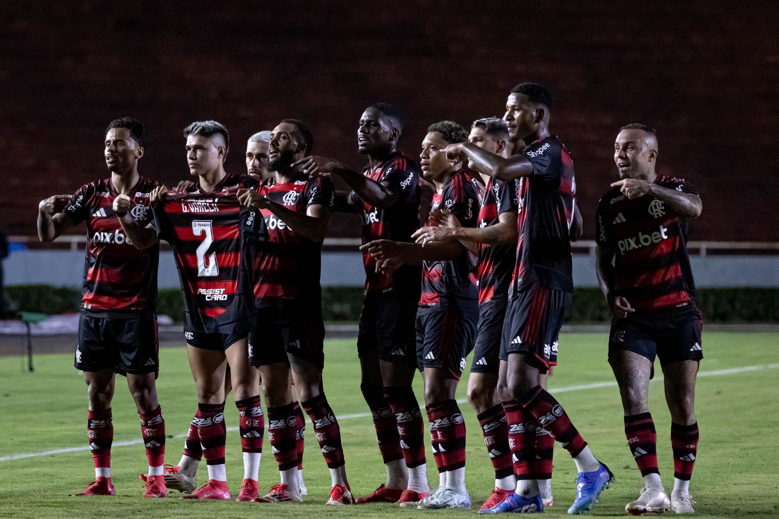 Gols do Flamengo levantam torcida em jogão em Uberlândia