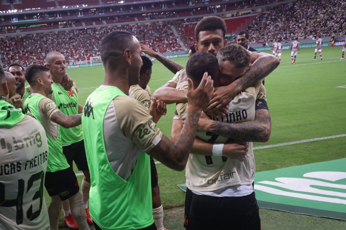 Coutinho abre o placar para o Vasco contra o Flu na Arena BRB. Siga