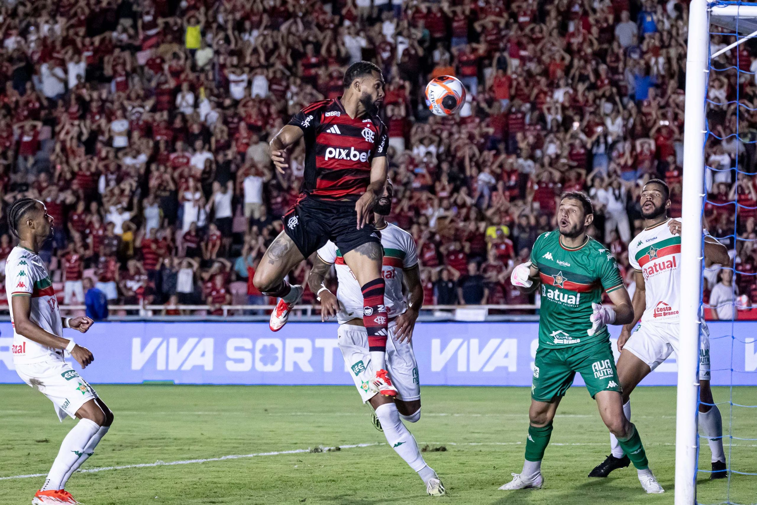 Após título da Supercopa, Flamengo goleia Portuguesa e lidera Carioca