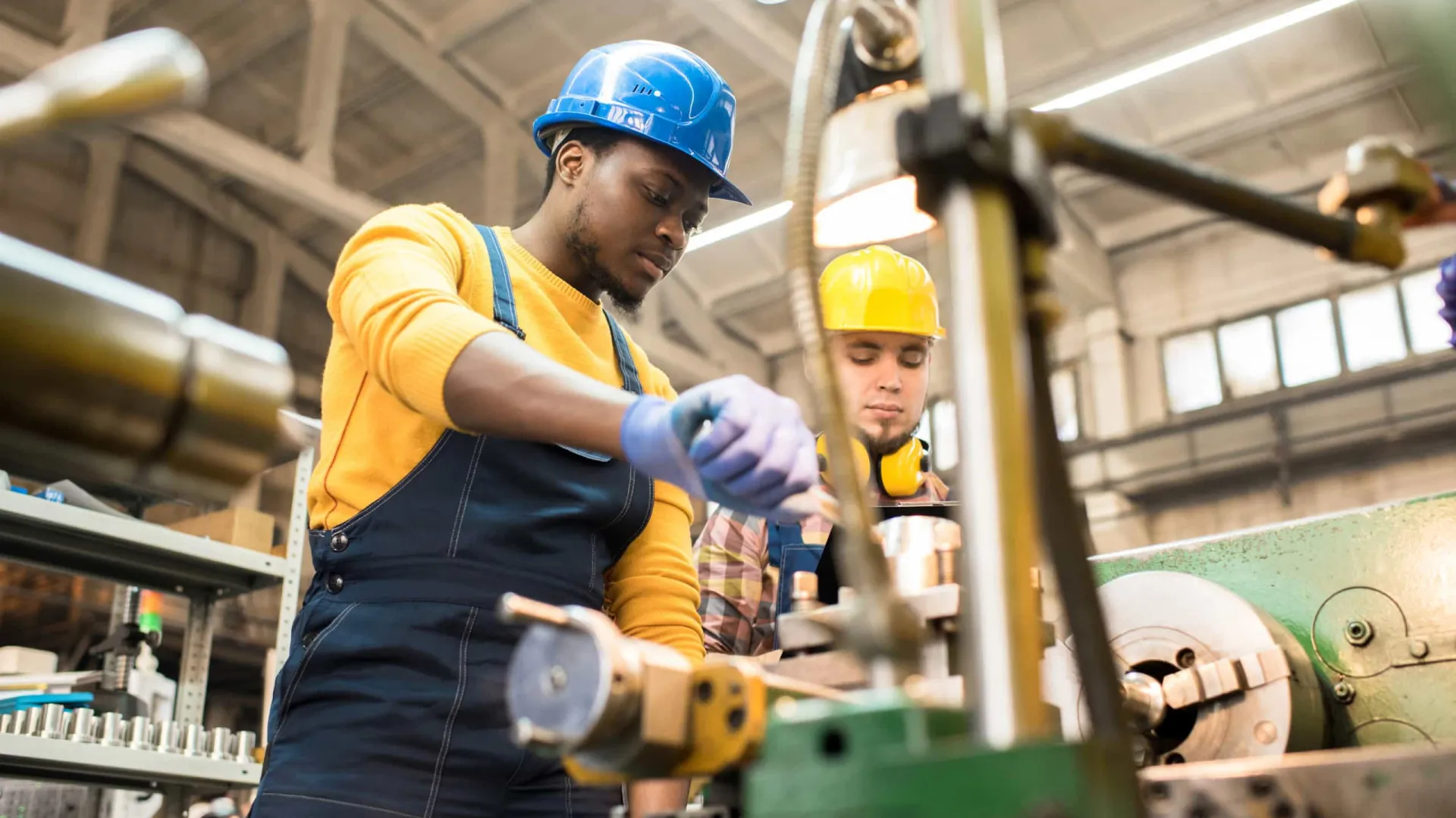 Produção industrial sobe 3,1% em 2024, Apesar de recuo no fim do ano