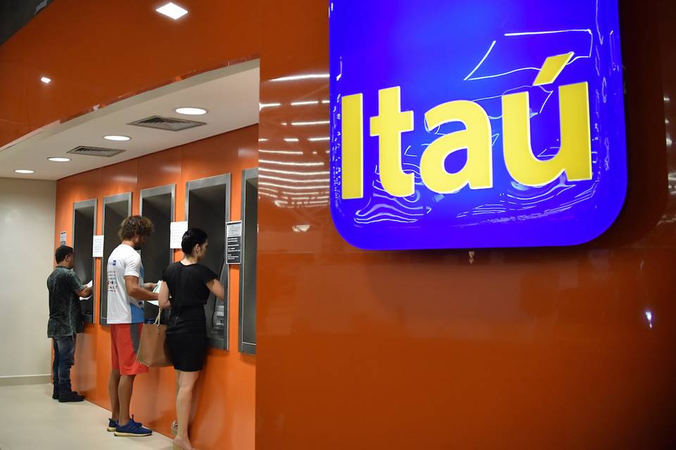 Itaú aumenta despesa com pessoal e fecha 212 agências em 2024