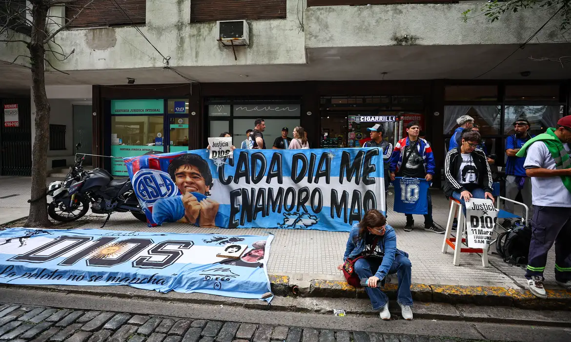 Argentina dá início a julgamento sobre morte de Diego Maradona