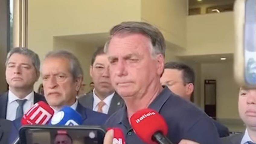 Bolsonaro diz que segue candidato: "Esperar o momento certo"