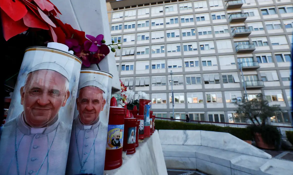 Papa permanece estável e radiografia confirma melhora, diz Vaticano