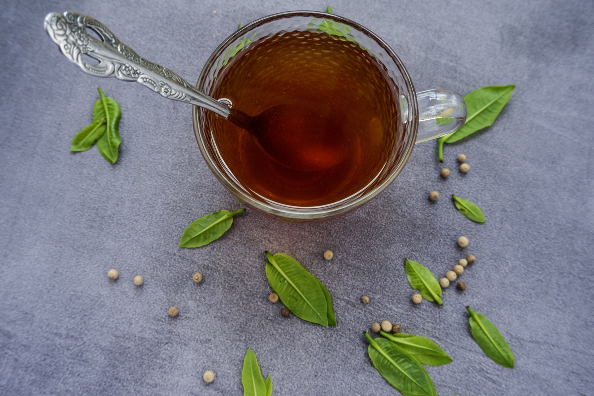 Chá de folha de tamarindo: veja os benefícios da bebida antioxidante