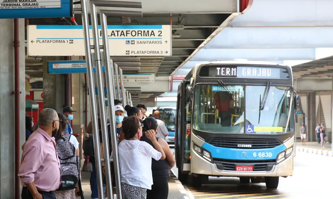 Setor de serviços recua 0,2% em janeiro, influenciado por transportes