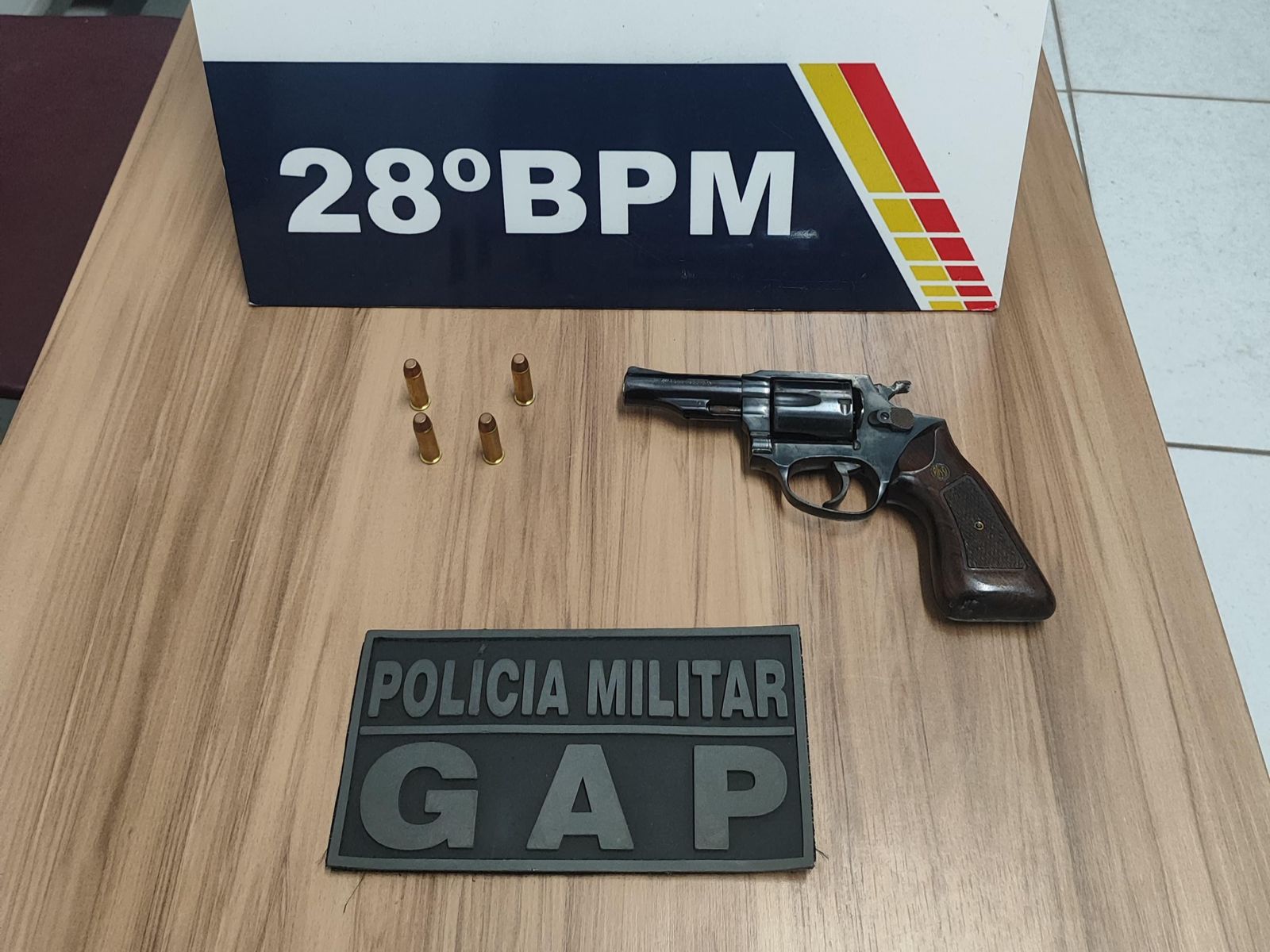 Polícia Militar prende três membros de facção com arma de fogo em Jaciara