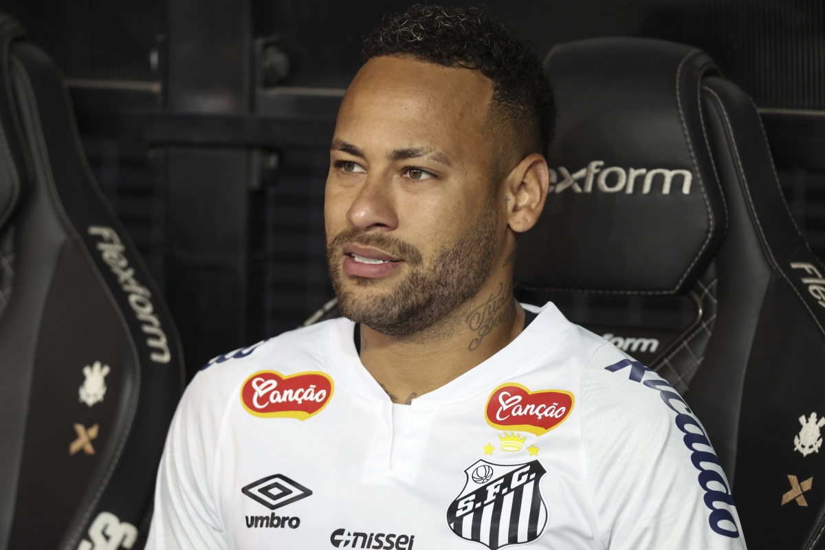 Neymar passa por ressonância e é tietado durante exame. Confira