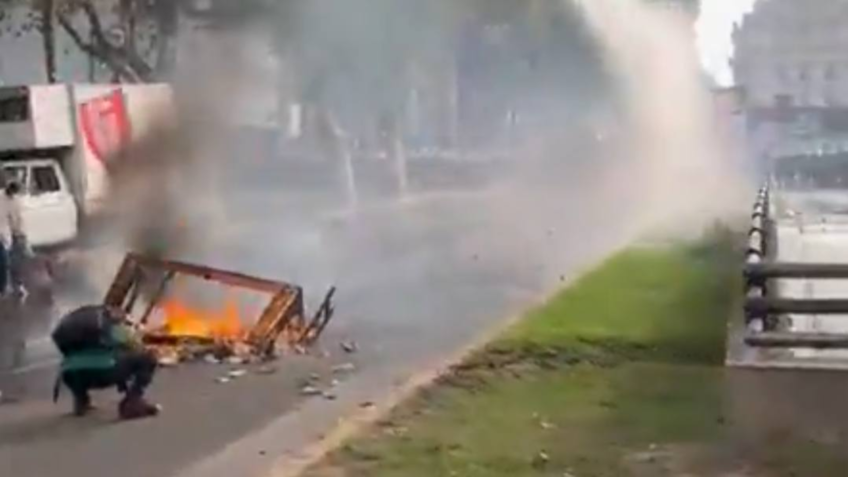 Fotógrafo é atingido por bomba durante protesto na Argentina